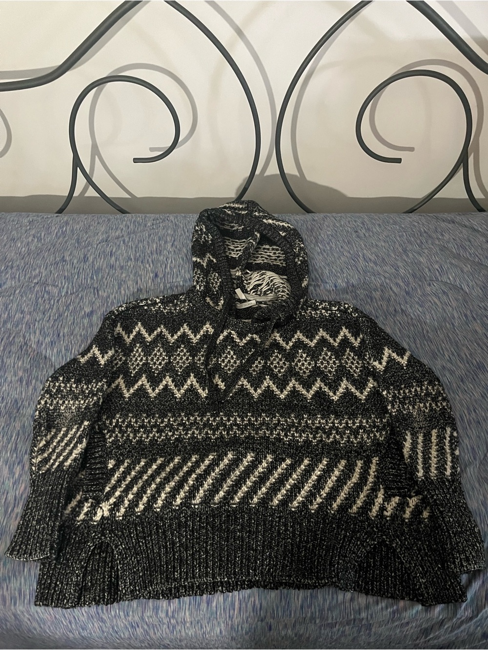 Super comfy Victoria’s Secret hooded sweater 🖤 size small 🖤 EUC!